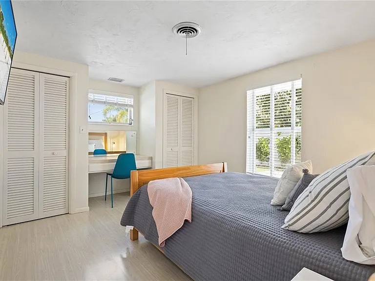2365 Bay St — Photo 28
