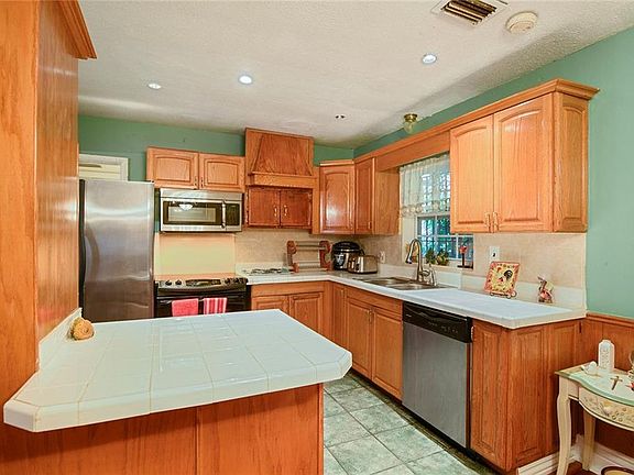 3rd image of 6210 Balboa Dr