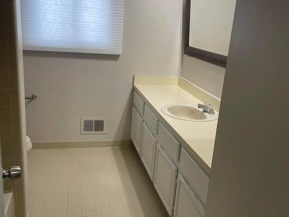 1st image of 43905 Rivergate Dr