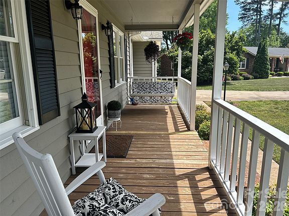 4th image of 111 Gallarie Pl