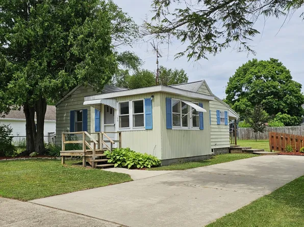 109 W Woodrow St, Fremont, MI 49412