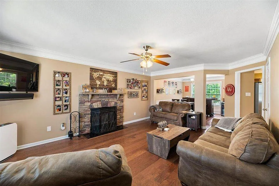 4 bed, 2192 sqft, $2,500 — Photo 2