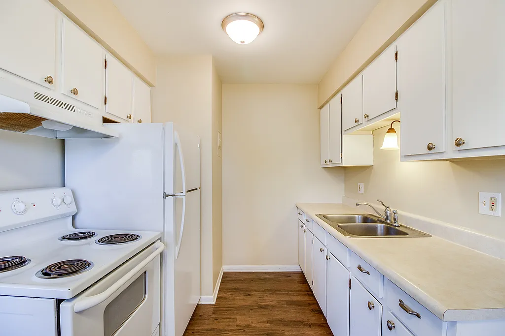Shiawassee Apartments LLC (723 W Shiawassee, LLC) — Photo 1