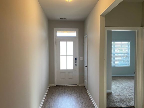 3rd image of 102 Oak Path Ln