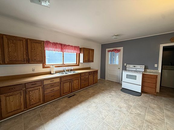 5th image of 1114 Young St