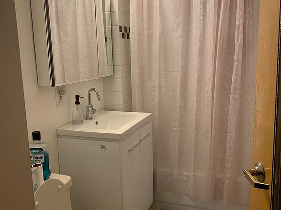 3rd image of 225 E 6th St APT 5L