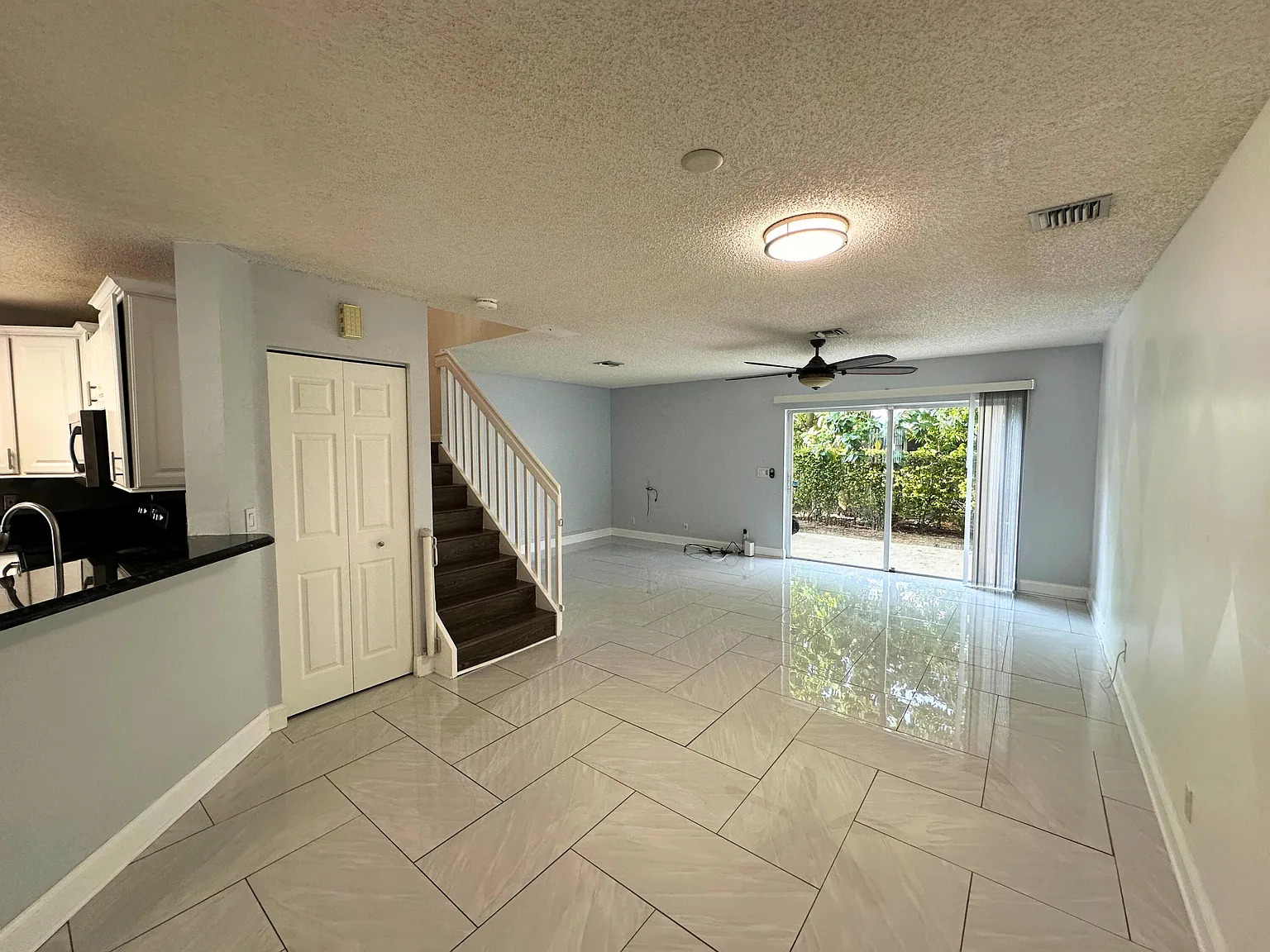 3 bed, 2.5 bath, 1386 sqft, $2,900 — Photo 3