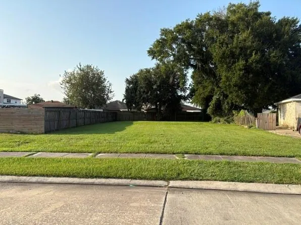 8340 Fairfax Dr, Chalmette, LA 70043