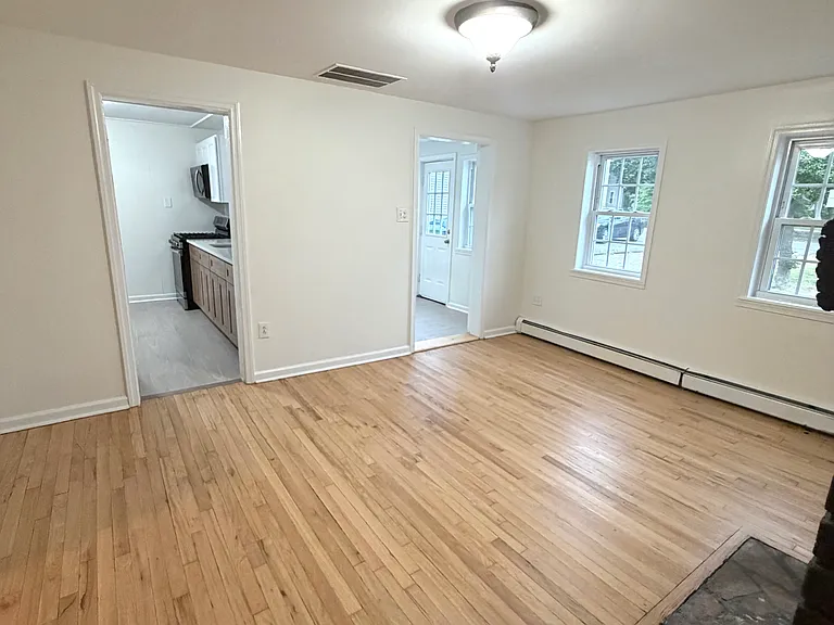 709 Ship Ave — Photo 2