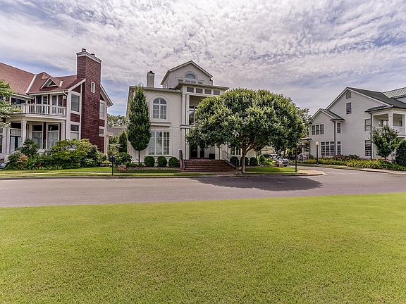 3rd image of 808 River Park Dr