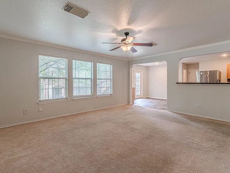 164 Springtree Holw — Photo 13