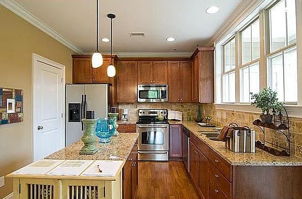 2 bed, 2.5 bath, 1400 sqft, $2,000 — Photo 2