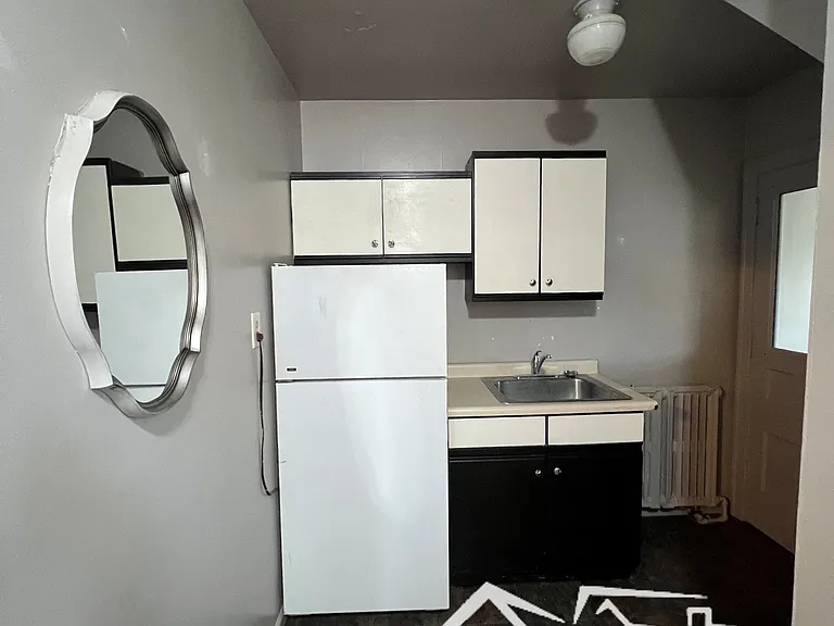 343 E Division St #3 — Photo 9