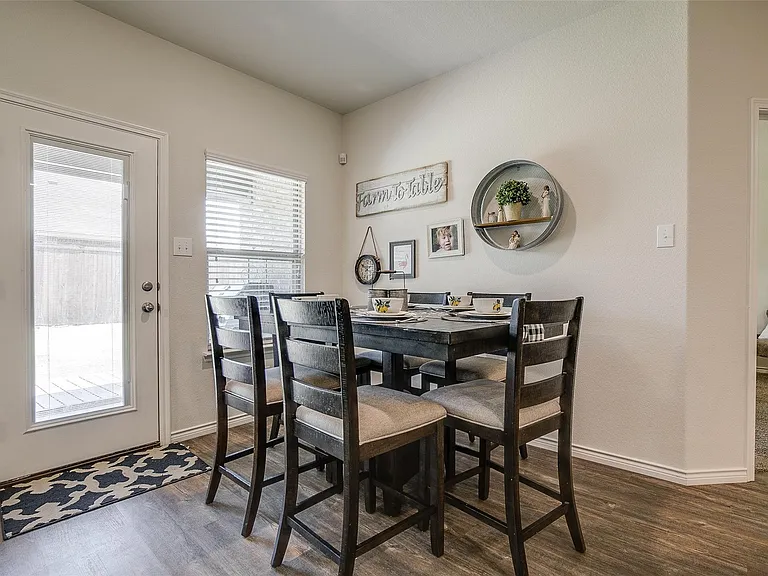 593 Jamestown Ln — Photo 11