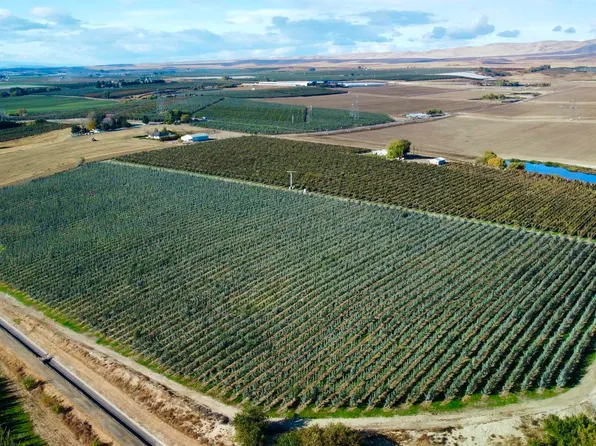 1870 Phipps Rd, Sunnyside, WA 98944