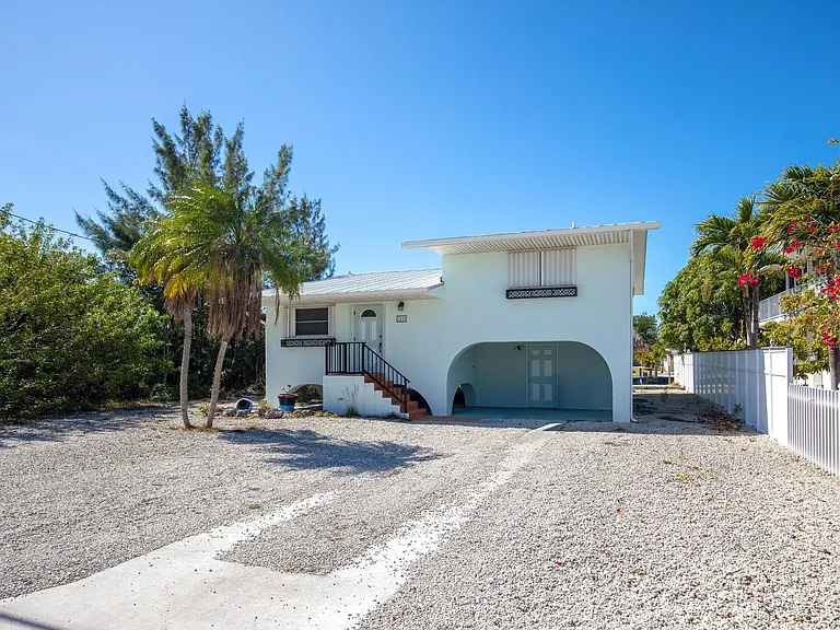 1634 Lantana Ln — Photo 2