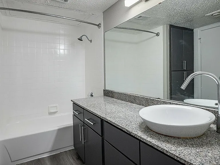 Lavish - Bathroom