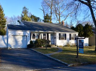 5 Senate Ln, Huntington Station, NY 11746