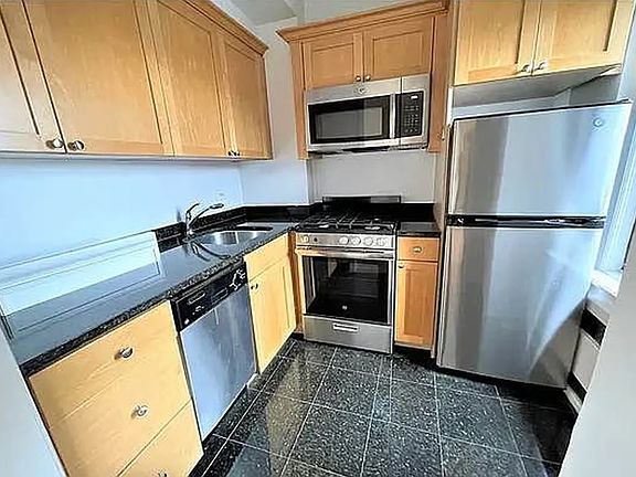 4th image of 95 Christopher St APT 2D