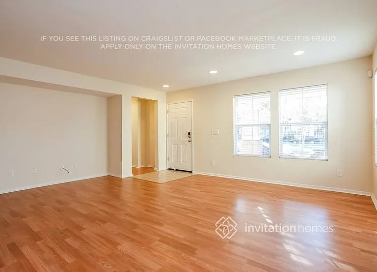 3043 Roadrunner Dr — Photo 2