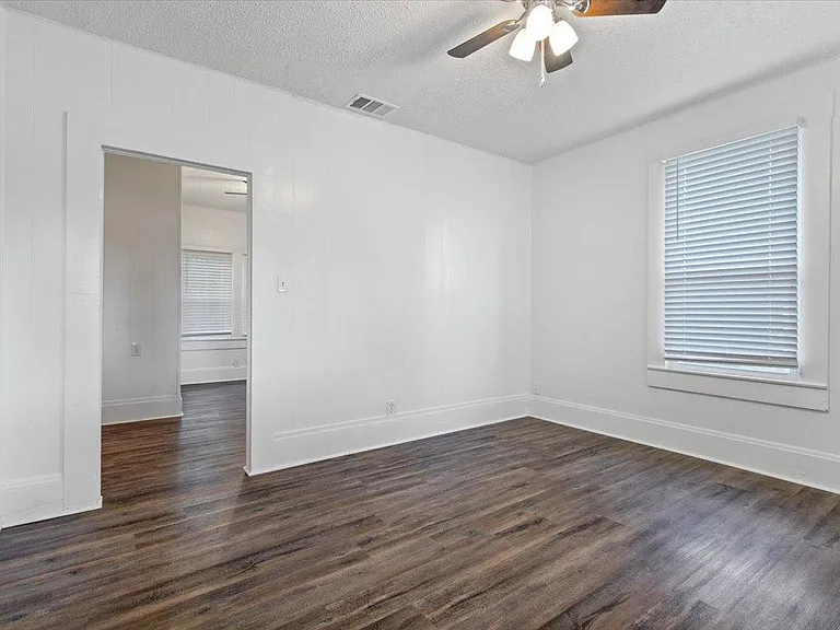1406 Avenue D — Photo 12