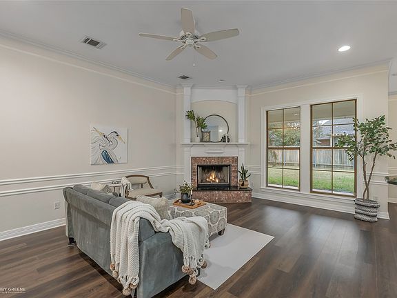 3rd image of 842 Entrada St