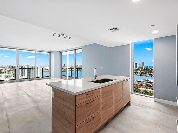 4th image of 16385 Biscayne Blvd #2807-2