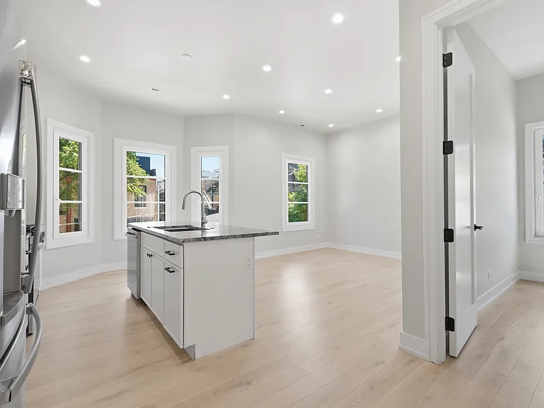 648 N Paulina St #CH — Photo 4