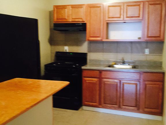 4th image of 76 9th Ave W #1