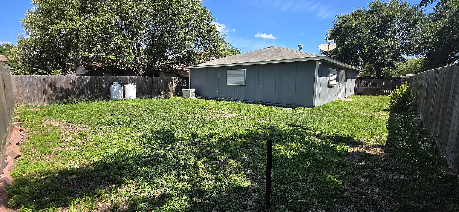 3 bed, 1350 sqft, $1,950 — Photo 3