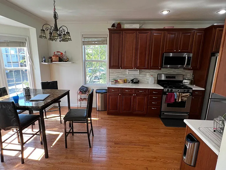555 Coventry Dr — Photo 11