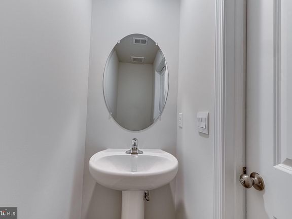 4th image of 117 Grasmere St