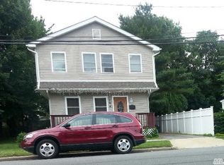 194 10th St, Hicksville, NY 11801