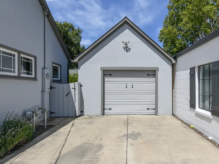 619 Seymour St — Photo 32