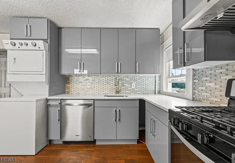 22 Meeker Pl — Photo 1