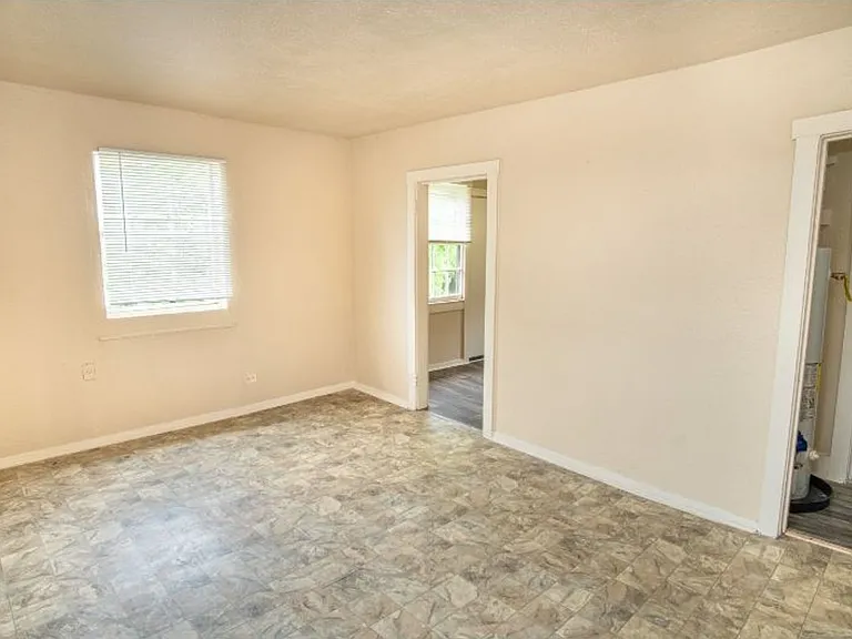 512 Bee St — Photo 5