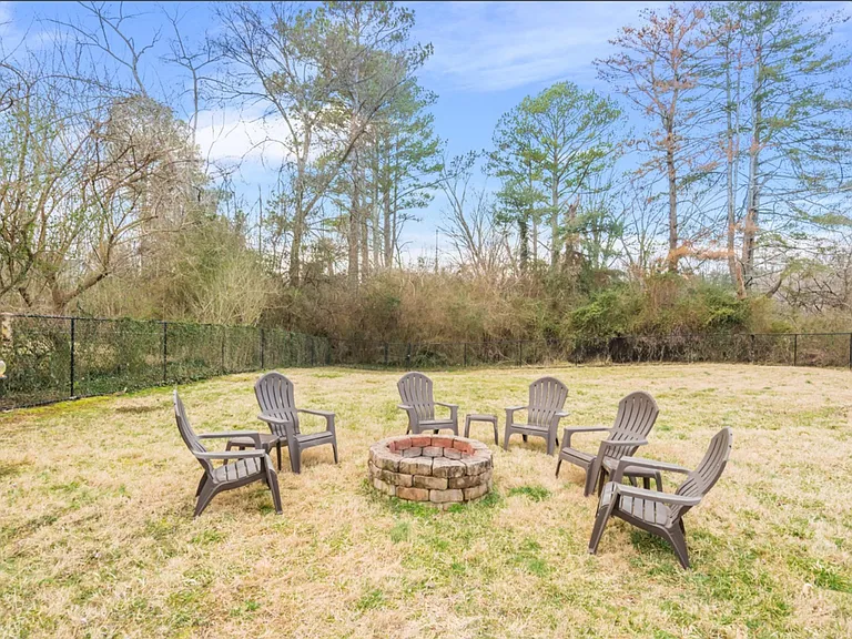 1223 Rocky Hill Rd — Photo 4