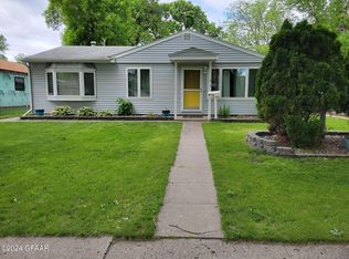 1318 S 19th St, Grand Forks, ND 58201