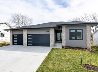 15414 Springbrook Trl, Urbandale, IA 50323