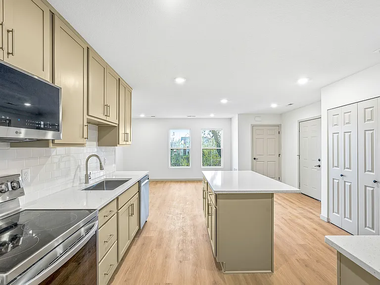816 6th St SE #1 — Photo 5