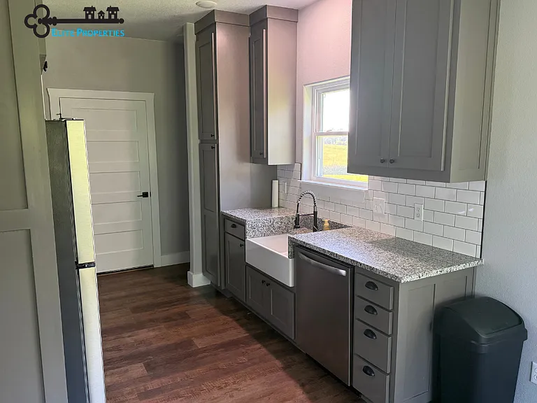 15196 Farm Road 1055 — Photo 4