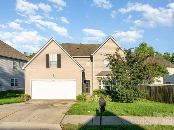8414 Oak Dr NE, Charlotte, NC 28269