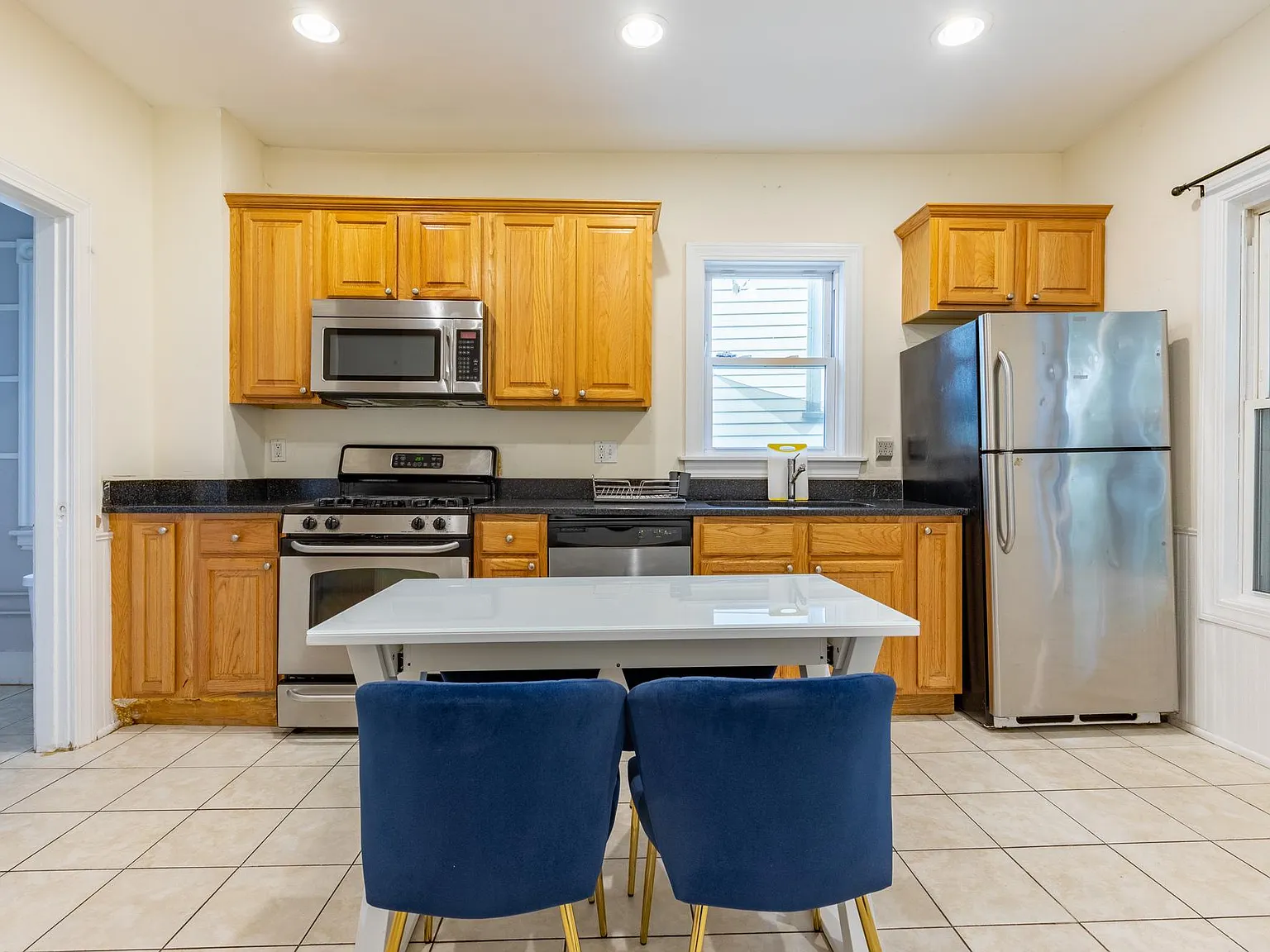 5 bed, 1800 sqft, $7,200 — Photo 3