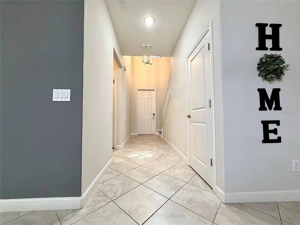 4 bed, 2.5 bath, 2334 sqft, $3,200 — Photo 4