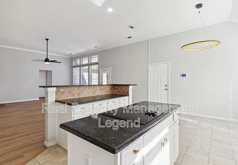 8012 Greenwood Dr — Photo 12