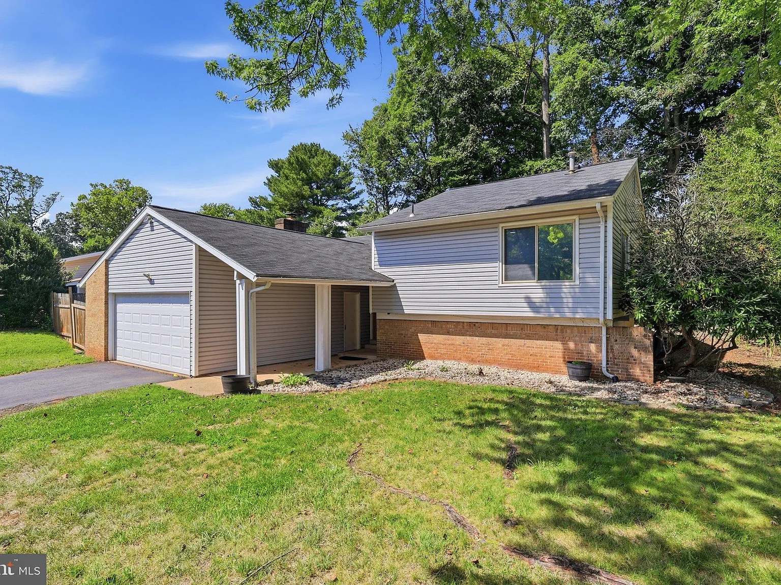 4 bed, 3.0 bath, 2356 sqft, $3,500 — Photo 3