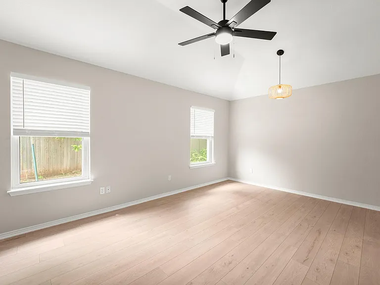 2113 Rosemary Ln — Photo 13