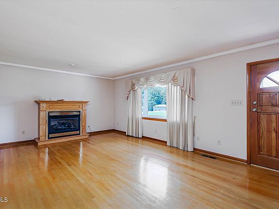 5th image of 108 Honeysuckle Ave