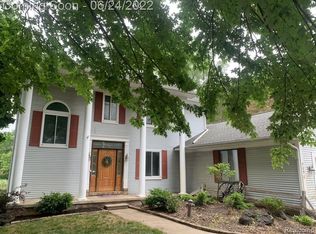 4090 Forest Glen Ct, Waterford, MI