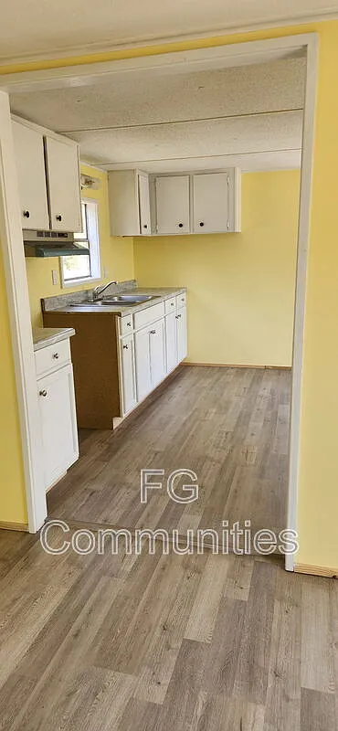 2 bed, 1.0 bath, $875 — Photo 2